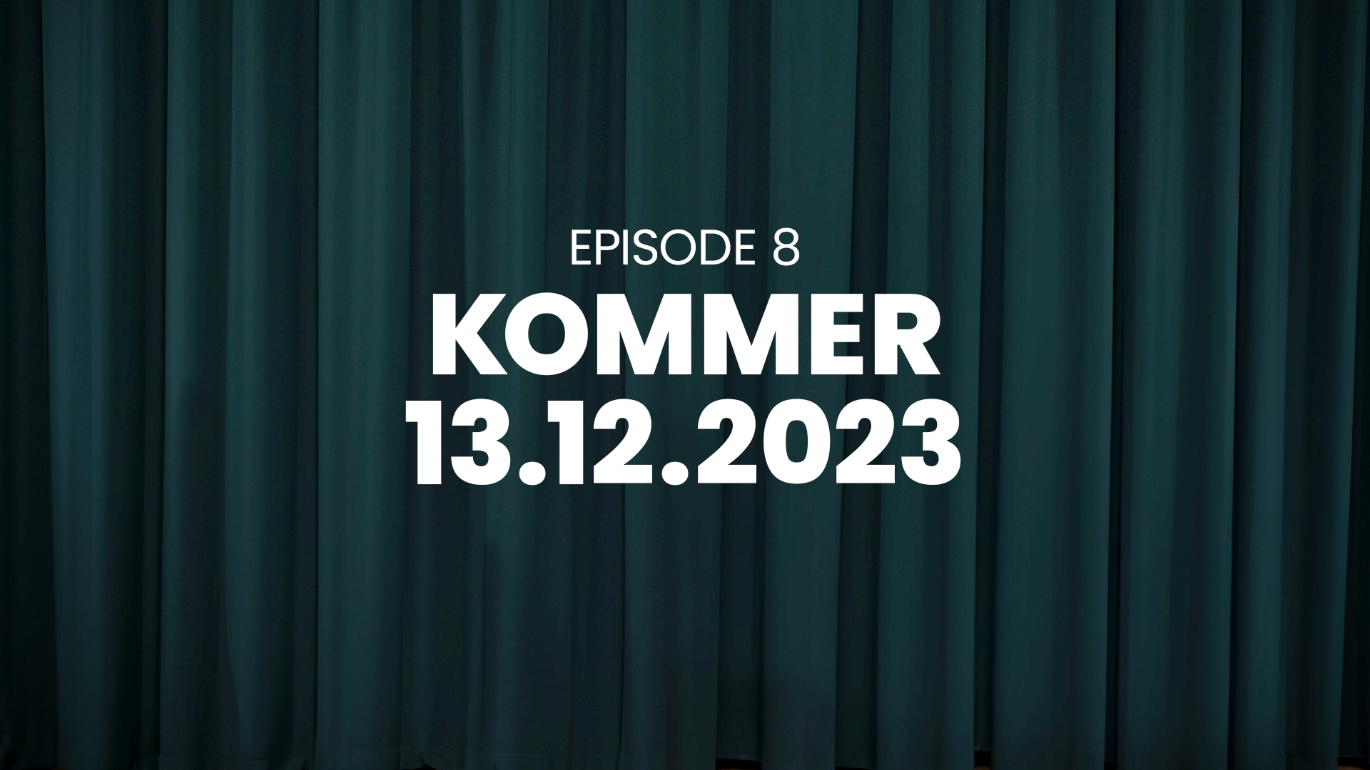 Grønt gardin med teksten "Episode 8 kommer 13.12.2023"